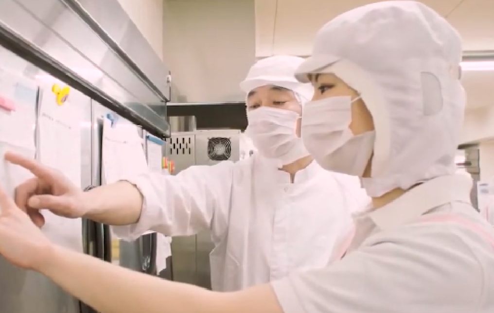 CSR01 セントラルキッチン冷蔵庫に貼ってあるメモを見て相談する十号員