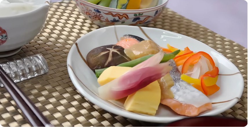 鮭や椎茸や卵焼きとご飯と漬物の定食