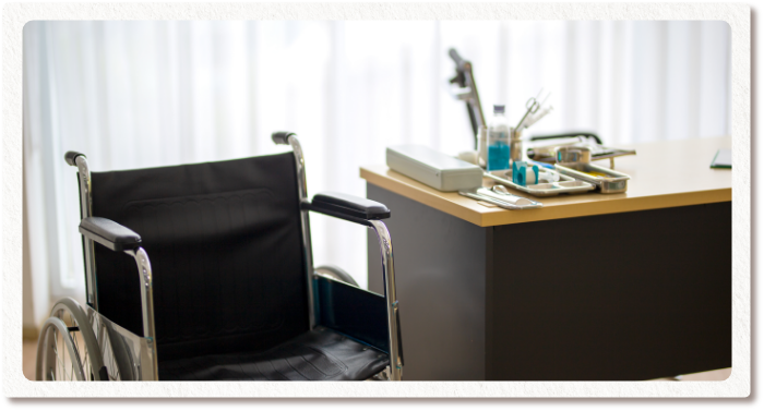 車椅子とオフィスのデスク