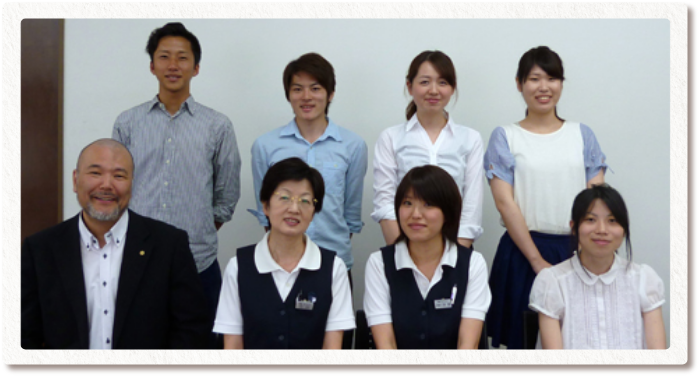 職業体験をした大学生とラフト従業員の集合写真