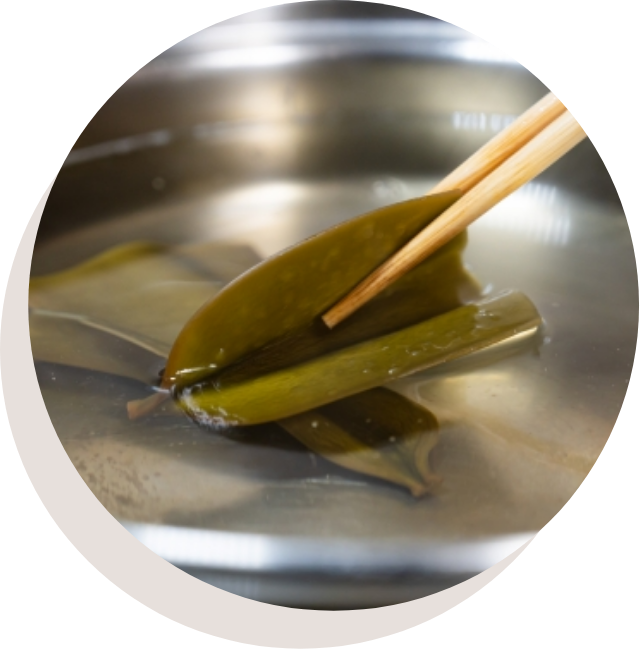 昆布で出汁をとるイメージ写真