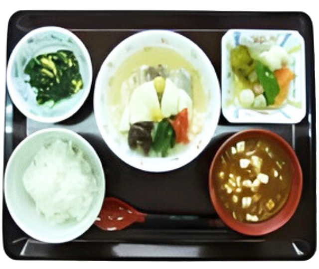 ご飯や味噌汁など配膳に盛られた一口食の定食