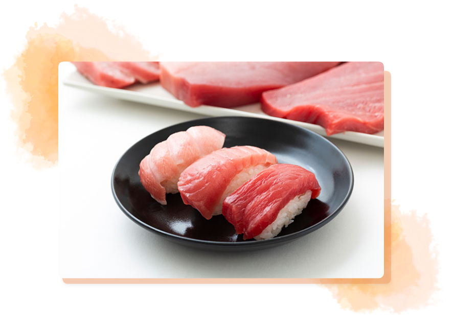 黒い皿に盛り付けられたマグロの握り