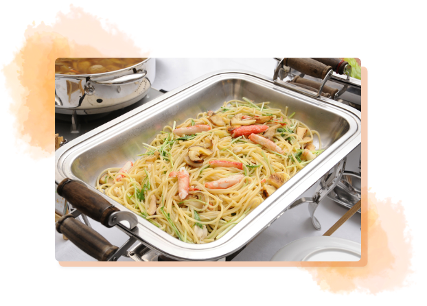 バイキングに並べてあるえびが入った焼きそば