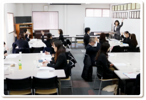 栄養士勉強会を受ける従業員